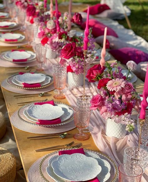 Pink Indian Wedding, Pink Table Decorations, Pink Tablescape, Pink Napkins, Birthday Dinner Party, Picnic Decorations, Valentine Dinner, Tablescape Inspiration, Diy Arrangements