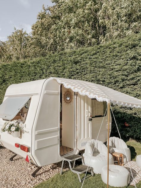 Mini Caravan Makeover, Caravan Life, Cute Caravan, Caravan Aesthetic, Aesthetic Camper Van, Shasta Camper Photo Booth, Campervan Photobooth, Vintage Camper Photo Booth Interior, Caravan Interior Makeover