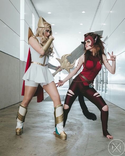 Catra Shera Cosplay, She Ra Halloween Costume, Adora X Catra Cosplay, Anime Duo Costumes, Catra Costume, Shera Costume, Duo Cosplay Ideas, Lesbian Costume Ideas, Shera Cosplay