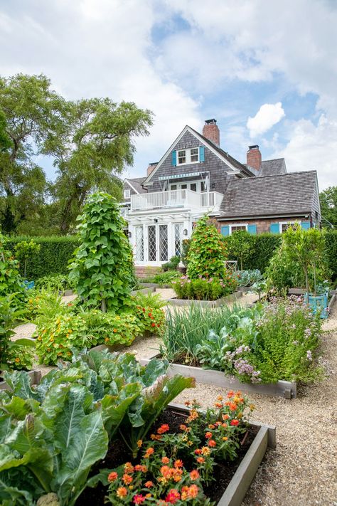 Grey Gardens East Hampton Kitchen Garden Hamptons Landscaping, Hamptons Estate, Grey Gardens House, Hamptons Garden, Hampton Kitchen, Little Edie, Gardening Inside, Hampton Garden, Hampton Estates