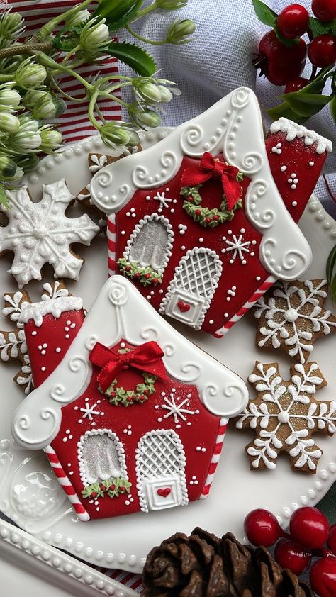 Christmas Baking Ideas, Christmas Sugar Cookies Decorated, Cute Christmas Cookies, Gingerbread Christmas Decor, Christmas Gingerbread House, Fancy Cookies, Xmas Cookies, Creative Cookies, Christmas Cookies Decorated