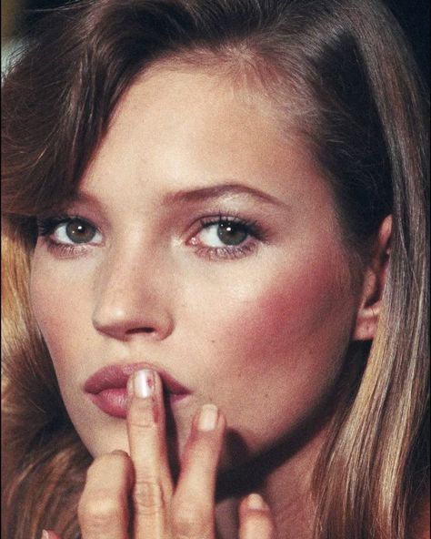 Throwing it back to the 80s with Kate Moss—timeless beauty and effortless cool. 🌟 Follow @oldmoneycentury for more 💌 #VintageVibes #KateMoss #80sIcon #katemossstyle #liliamoss #itgirls #80dayobsession Kate Moss 90s, Alena Shishkova, Lila Moss, Kate Moss Style, Queen Kate, Claudia Schiffer, Model Life, Kate Moss, Makeup Inspo