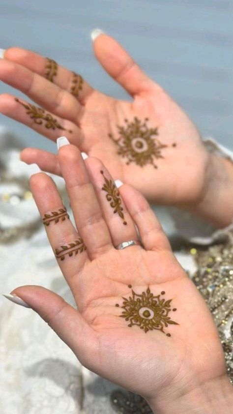 Simple Henna Designs On Palm, Simple Henna Aesthetic, Aesthetic Palm Mehndi Design, Aesthetic Mahendiii Design, Aesthetic Simple Henna, Simple Mehndi Designs For Palm, Aesthetic Mehendi Design For Palm, Mehendi Palm Design, Small Mehendi Designs Palm