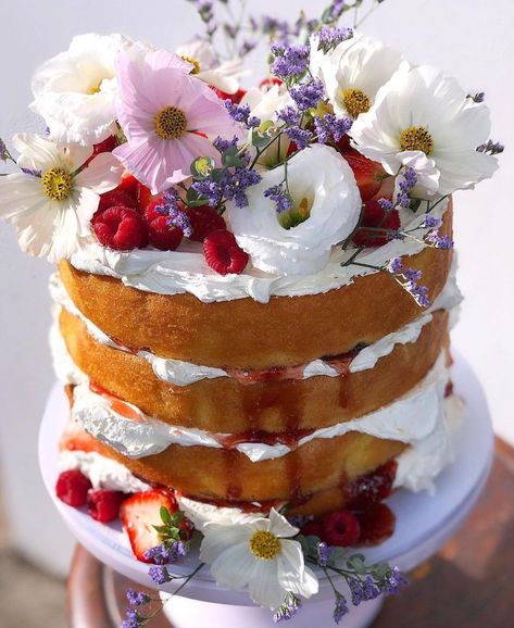 Victoria Sponge Wedding Cake, Sponge Cake Decoration, 90th Birthday Cakes, Beauty Cakes, Victoria Sponge Cake, Birthday Cake With Flowers, Vanilla Sponge Cake, Berry Cake, Victoria Sponge