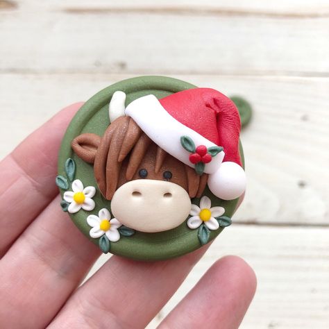 Highland Cow Clay, Polymer Clay Christmas Ornaments Diy, Cow Cakes, Porcelain Christmas Ornaments, Christmas Cake Pops, Baking Clay, Polymer Clay Ornaments, Christmas Clay, Polymer Clay Christmas