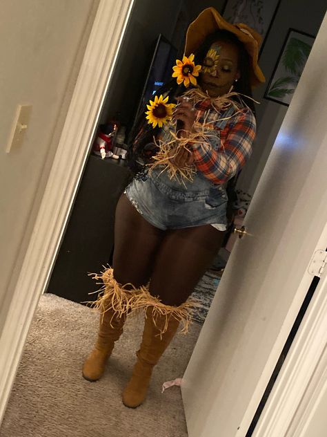 Scarecrow Costume Black Women, Scare Crow Costume Ideas, Plus Size Scarecrow Costume, Scarecrow Outfit Ideas, Scare Crow Halloween Costumes Diy, Scarecrow Inspired Outfit, Plus Size Scarecrow Costume Diy, Woman Scarecrow Costume, Diy At Home Halloween Costumes