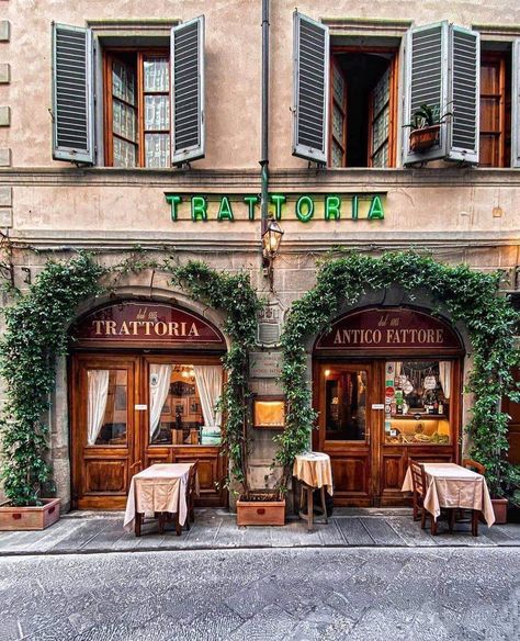 Italian Cafe Interior, Italian Restaurant Design, Italian Restaurant Interior, Italian Coffee Shop, Italian Restaurant Decor, Restaurant Facade, Italy Restaurant, Cafe Exterior, Italian Bistro