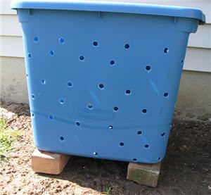 Saw this a few weeks ago but lost it!  Compost bin out of plastic storage tub. ~We have so many of these things & I really want to do a garden this year, so going to give it a shot! Diy Composter, Backyard Compost, Homemade Compost, Rubbermaid Storage, Plastic Storage Tubs, Making A Compost Bin, Garden Tricks, Composting 101, Growing Art