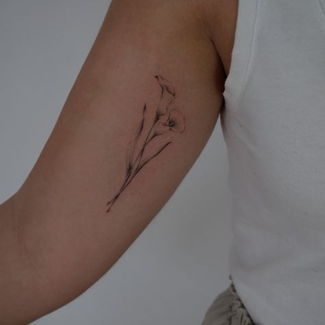 Calilily Flower Tattoo, White Calla Lily Tattoo, Calalilly Tattoos, Peace Lily Tattoo, Calla Lily Tattoo, Lilly Flower Tattoo, Lilly Tattoo, 2023 Vibes, Inspo Tattoo