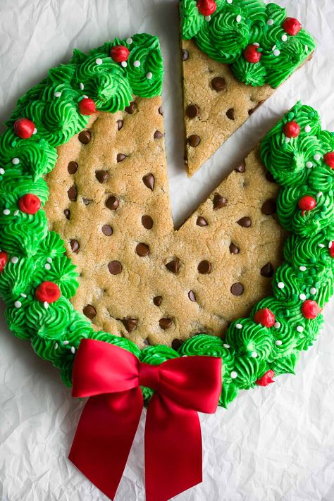 Christmas Cookie Cake, Cookie Cake Designs, Christmas Cake Designs, Cakes And Cookies, Holiday Sprinkles, Cookie Cake Recipe, Christmas Cakes, Christmas Food Desserts, Christmas Sweets