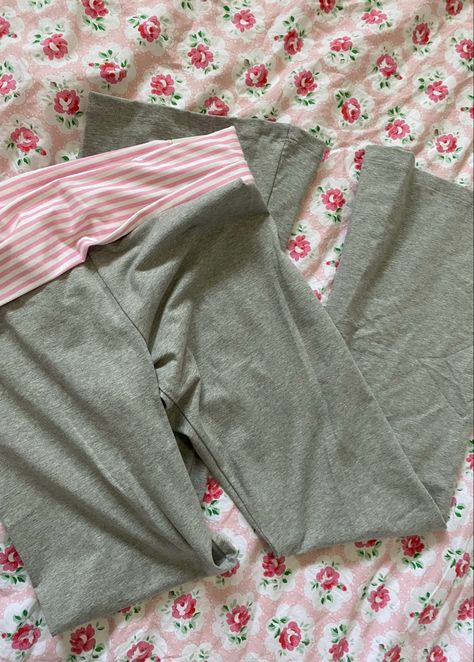 Fold Over Leggings Outfit 2000s, 2014 Outfits Tumblr Pink, Vs Pink Flare Leggings, Pink Fitted Y2k Pants, Vs Pink Yoga Pants, Vs Pink Outfit, Vs Pink Leggings, Fits Clothes, Pink Pants