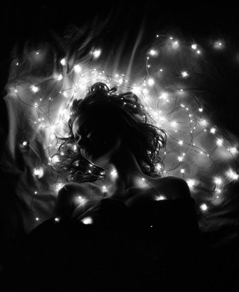 Fairy Light Photography, Photos In Black And White, Bouidor Photography, Light Shoot, Self Photography, Dreamy Photography, Shotting Photo, Photographie Portrait Inspiration, Creative Photography Techniques