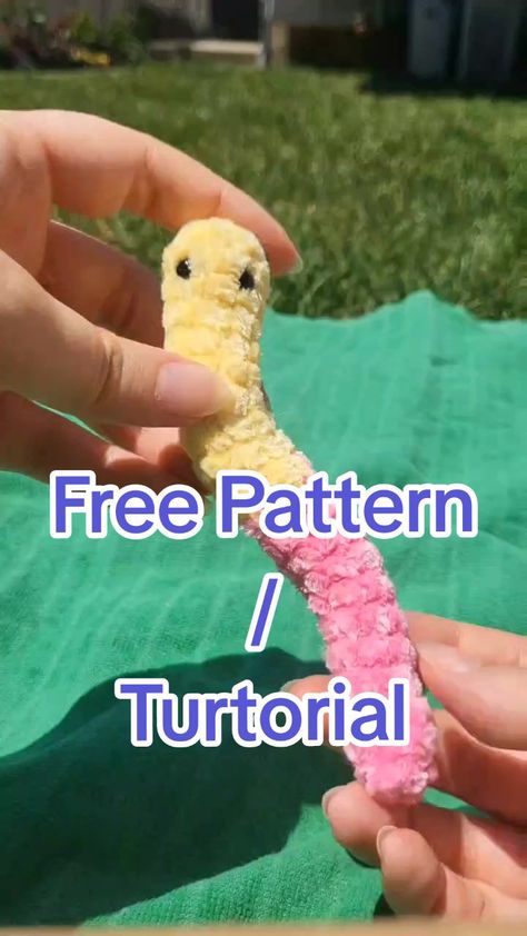 How To Knit Stuffed Animals For Beginners, Beginner Crochet Stuffies, How To Crochet A Gummy Worm, Crochet Sour Gummy Worm, Crochet Worms Free Pattern, Cute Crochet Inspiration, Crochet Simple Amigurumi, Worm Crochet Pattern Free, Sour Gummy Worm Crochet Pattern