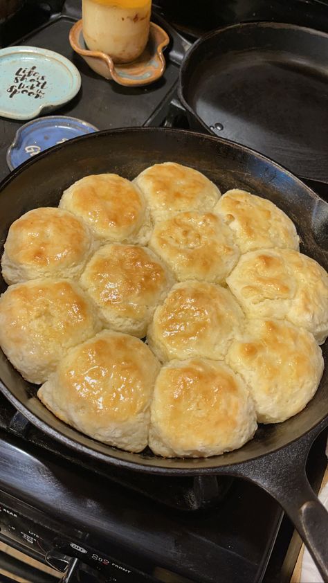 3 Ingredient Biscuits Three Ingredient Biscuits, Crisco Biscuits, Cast Iron Biscuits, Easy Biscuit Recipe 3 Ingredients, Steak Biscuits, Biscuits Self Rising Flour, 3 Ingredient Biscuit Recipe, Quick Biscuit Recipe, Eggnog Muffins