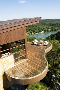 Love this deck's mid-century lines – and of course the sweeping canyon view of Austin! #dreamhouseoftheday Mental Mindset, Modern Family House, Decks Backyard, Backyard Deck, Design Exterior, Tangerang, Deck Design, Beautiful Architecture, Family House