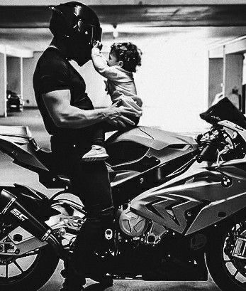 Dad Aesthetic, Biker Couple, Motocross Love, Image Moto, Motorcycle Aesthetic, Biker Aesthetic, Father And Baby, Biker Boys, Pretty Bike