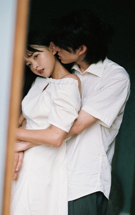 Leaning Down To Kiss Pose, Dramatic Couple Photoshoot, Cute Couple Pose Reference Photography, Couple Poses Reference, Body Reference Poses, Human Poses Reference, Foto Poses, Korean Couple, Poses References