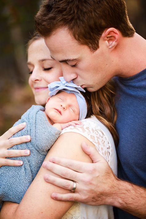 Outdoor Newborn Photography Family, Outdoor Newborn Photography, Newborn Family Pictures, Baby Family Pictures, Family Photos With Baby, Foto Newborn, Newborn Photography Boy, Newborn Family Photography, Baby Fotografie