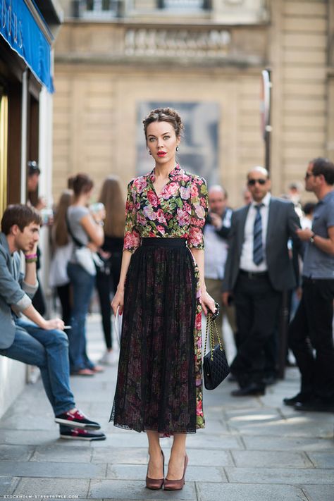 Elegant russian street style- Ulyana Sergeenko Street Style Stockholm, Lace Apron, Ethno Style, Diana Penty, Ulyana Sergeenko, 사진 촬영 포즈, Retro Mode, Sonam Kapoor, Russian Fashion