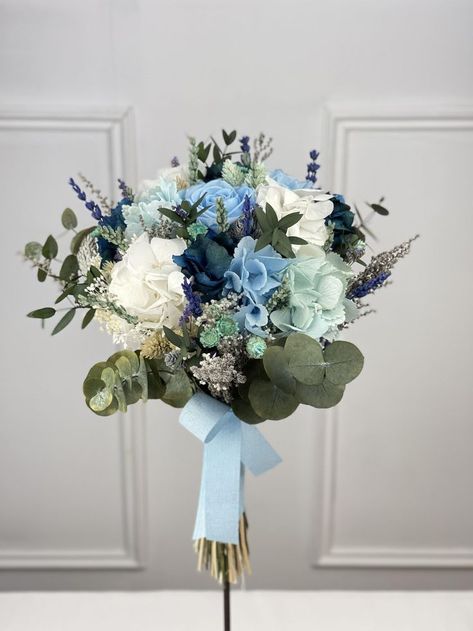 Ramo de novia de flores preservadas en tonos azules Wedding Flowers Blue, Wedding Color Schemes Blue, Simple Wedding Bouquets, Modern Bouquet, Wedding Movies, Blue Wedding Flowers, Modern Wedding Cake, Mom Wedding, Fragrant Flowers