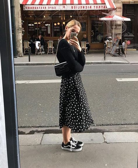 Mode Poses, Rok Outfit, Polka Dot Midi Skirt, Vans Outfit, Street Style Edgy, Street Style Summer, Style Trends, Mode Inspo, Spring Tops