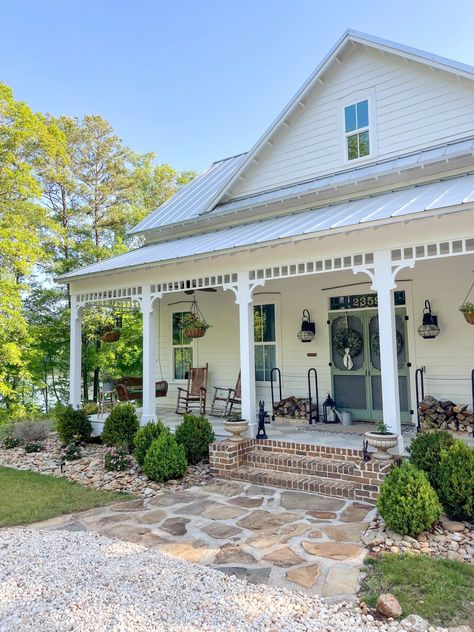 Southern Porches, Southern Cottage, Dream Life House, Victorian Farmhouse, Cottage Exterior, Farmhouse Exterior, Southern Home, Farmhouse Plans, House Goals