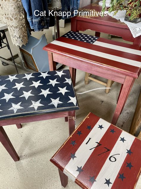 Patriotic Furniture, Fouth Of July Crafts, Primitive Americana Decor, Patriotic Crafts Diy, American Flag Crafts, Painted Outdoor Furniture, Americana Paint, Rustic Wood Crafts, Americana Crafts