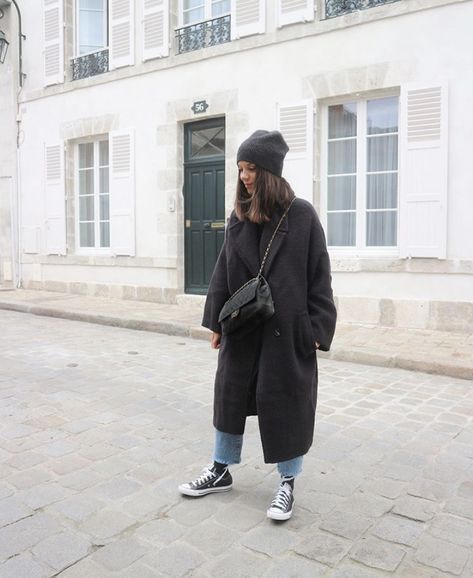 Black All Star Converse Outfits, Long Black Coat Outfit Casual, Scandanavian Street Style Winter, Long Black Coat Outfit, Black Coat Outfit, Coat Outfit Casual, Cold Fashion, Mommy Outfits, Mum Fashion