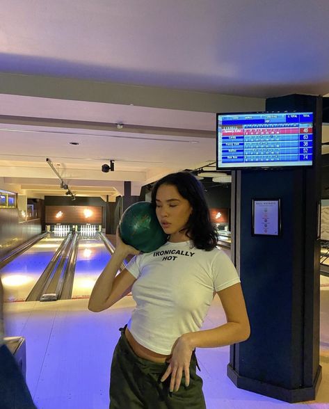 Bowling Alley Aesthetic Outfit, Bowling Outfit Ideas Aesthetic, Bowling Alley Pictures, Bowling Alley Photoshoot, Poses For Woman, Bowling Outfit Ideas, Mirror Selfie Poses Standing, Outdoor Selfie, Bowling Pictures