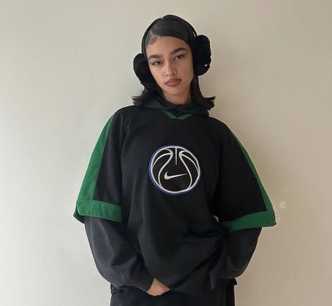 Jersey Over Hoodie Outfit, Lex Carrington, Winter Casual Outfit, Alexis Carrington, Outfits Jewelry, Street Style Outfits Casual, Sweatpants Black, Ear Muffs, Baggy Clothes