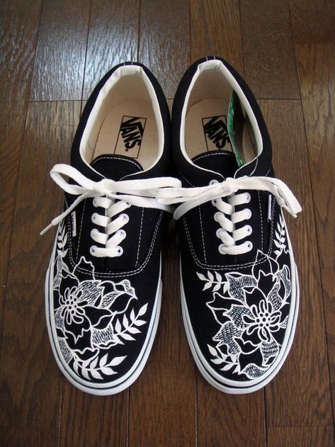 Vans Painted Shoes Ideas, Shoe Art Ideas, Shoe Art Designs, Canvas Shoes Diy, Custom Vans Shoes, Painted Shoes Diy, Painted Canvas Shoes, Custom Shoes Diy, Diy Sneakers