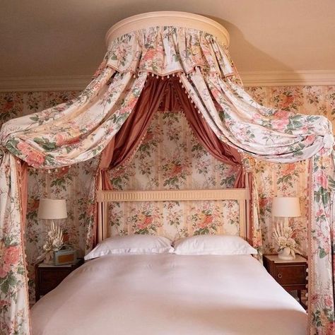 Jean Monro Ltd on Instagram: "This stunning polonaise bed dressed with the gorgeous Cobham fabric in colourway blush.  A classic English garden bouquet is the central motif of this chintz, beautifully balanced with a smaller bunch of cyclamen and set against a double stripe in the background.   If you are interested in samples please send us a DM or pop into the @turnellandgigon showroom.  Thank you @lucylanefoxltd for sharing Design by @remy_renzullo   #fabrics #jeanmonroprints #poloniasebed #interiordesign #interiorstyling #interiors #homedecor #homedecoration #jeanmonroprints #chintz #chintzfabric #botanical #botanicalfabric." Remy Renzullo, Garden Bouquet, Chintz Fabric, How To Dress A Bed, English Garden, Marie Antoinette, Interior Styling, Showroom, Blush