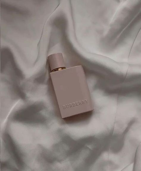 🌸🌸 Burberry Her Elixir Aesthetic, Burberry Her Perfume Aesthetic, Perfume Strawberry, Burberry Her Elixir, Her Elixir, Burberry Her, Burberry Perfume, Vanilla Smell, Reference Board