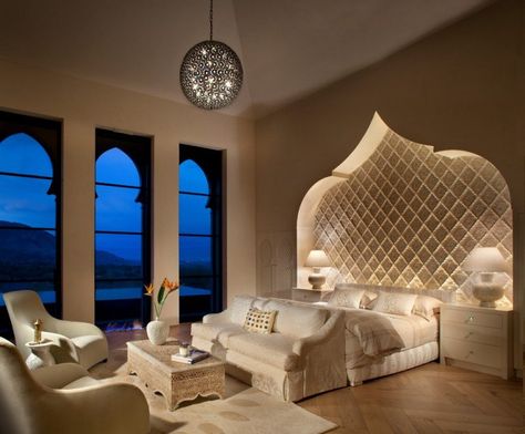 déco orientale dans la chambre à coucher avec une niche murale lumineuse en forme de la porte de Médina Idea Bilik Tidur, Reka Bentuk Bilik Tidur, Mediterranean Bedroom, Moroccan Houses, Moroccan Bedroom, Hiasan Bilik Tidur, Moroccan Interiors, Elegant Bedroom, Remodel Bedroom