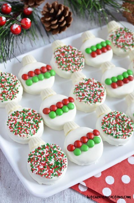 Easy Ornament Cookies - Skip the decorated sugar cookies this holiday season and make these super easy decorated Christmas Oreo cookies instead! #kitchenconcoctions #recipe #cookies Oreo Cookie Christmas Ornament, Christmas Oreos Ideas, Oreo Cookie Decorations, Oreo Cookie Decorating Ideas, Oreo Christmas Ornaments, Christmas Cake Puck, Oreo Cookie Pucks, Decorated Oreos Christmas, Oreo Ornament Cookies