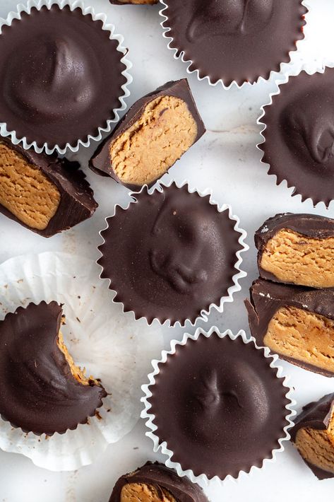 Reese's Recipes, Vegan Peanut Butter Cups, Healthy Peanut Butter Cups, Peanut Butter Cups Recipe, Homemade Peanut Butter Cups, Peanut Butter Snacks, Healthy Version, Vegan Dark Chocolate, Peanut Butter Desserts