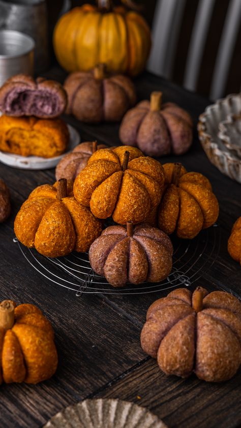 Whole Wheat Pumpkin Shaped Buns Vegan Halloween, Vegan Baking Recipes, Bread Shaping, Bread Bun, Bun Recipe, Delicious Pumpkin, Fresh Bread, Pumpkin Bread, Halloween Recipes