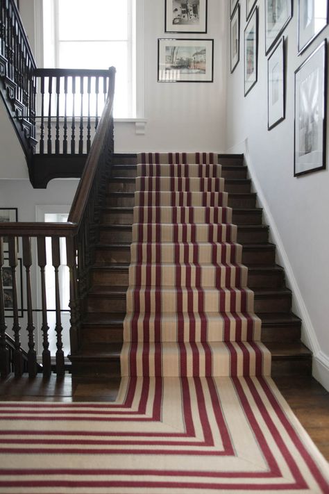 Carpet Basement, Carpet Staircase, Open Plan Apartment, Interior Wallpaper, Simple Room, Stair Runners, Interior Stairs, Beige Carpet, Modern Staircase