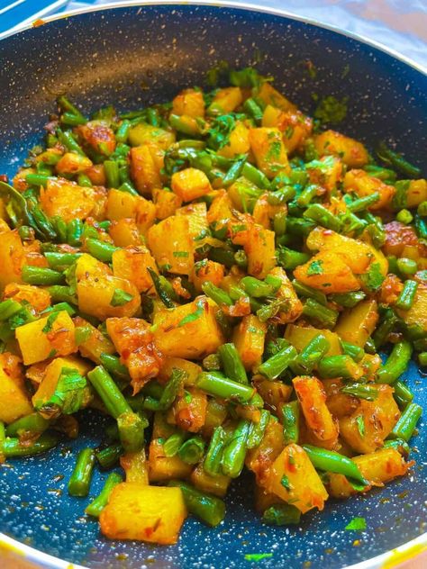 Green Bean and Potato Curry (Aloo Phali) - Fatima Cooks Potato Beans Recipes, Green Bean Curry Recipes, Green Bean Recipes Vegetarian, Potato Curry Indian, Curry Potatoes, Green Bean Curry, Fava Beans Recipes, Vindaloo Recipe, Karahi Recipe