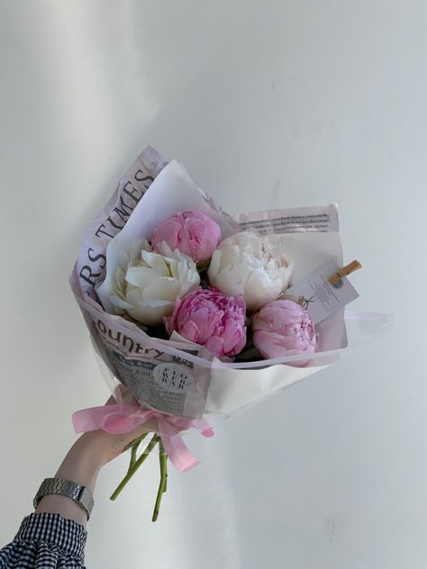 Buy Me Flowers, Tulips Art, Flower Bouquet Diy, Boquette Flowers, Luxury Flowers, Diy Bouquet, Mini Garden, Floral Designs, Flowers Bouquet