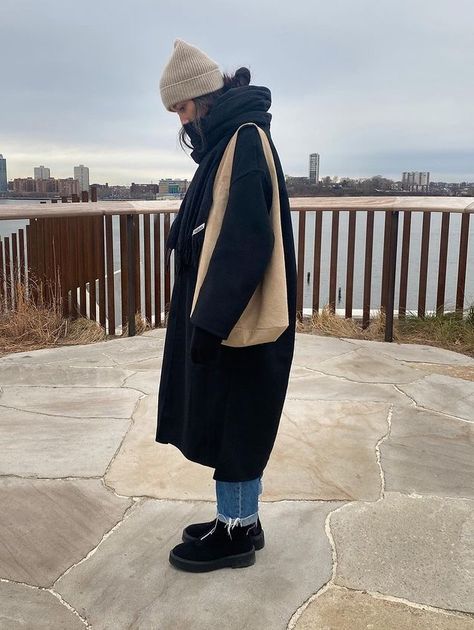 City Coat Outfit, Winter Outfits Uk Style, Amsterdam Outfit Aesthetic, Amsterdam November Outfit, Cream Beanie Outfit, Gen Z Winter Fashion, And Other Stories, Masc Wedding Outfit Guest, Toque Outfit