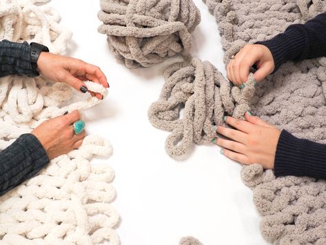 Make a Chunky Weaved Blanket Using Just Your Hands Arm Knitting Blanket Diy, Chunky Blanket Diy, Knot Blanket, Chunky Yarn Blanket, Weave Blanket, Diy Knit Blanket, Knitting Blanket, Arm Knitting Blanket, Finger Crochet