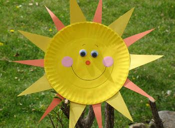 Paper Plate Sun Sunshine just screams summer! Kids can bring some sunny rays into the house, day or night, by … Sun Crafts For Kids, Paper Plate Sun, Paper Plate Art, Sun Crafts, Summer Crafts For Kids, Daycare Crafts, Paper Plate Crafts, Diy Art Projects, Plate Crafts