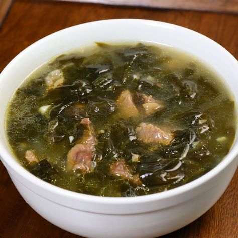 Seaweed Soup Recipe, Korean Seaweed Soup, Maangchi Recipes, Soup With Beef, Seaweed Soup, Ground Beef And Cabbage, Soup With Ground Beef, Seaweed Snacks, Korean Cooking