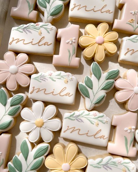 Wild flowers mini cookies are soo cute!! Flower Theme Desserts, Wild Flower Cookies Baby, Mini Flower Cookies, Wildflower 1st Birthday Cake, Wild One Cookies Girl, Wild Flower 1st Birthday, One Cookies 1st Birthdays, Wild One Birthday Party Girls Flowers, Flower Cookie