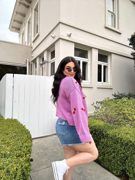 Plus Size Photo Poses Ideas, Instagram Pose Ideas Plus Size, 2000s Plus Size Fashion, Plus Size Converse Outfit, Trixie Aesthetic, Plus Size Poses For Pictures Instagram, Gitionline Plus Size, Converse And Leggings Outfit, Plus Size Poses For Pictures