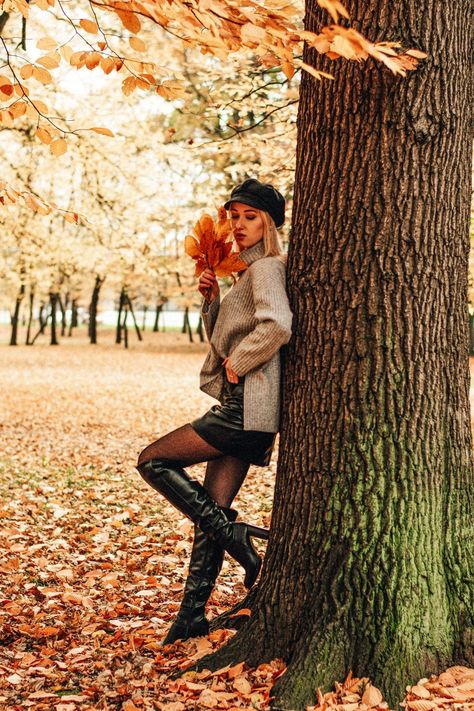 Autumn Poses, Autumn Photography Portrait, Fall Hiking Outfits, Autumn Portrait, Christmas Poses, Senior Photo Poses, Love Autumn, Fall Photography, Fall Photoshoot