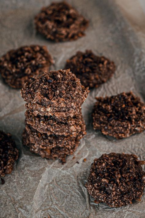 Probably one of the easiest, healthiest and most delicious Chocolate Oatmeal Cookies you'll ever make. Rolled oats, ripe bananas, dates, cacao and cinnamon come together to create an incredibly soft, unbelievably chewy, and absolutely wholesome cookie recipe. Just blend, spoon, bake and enjoy! #chocolateoatmealcookies #oatcookies #cookies #chocolatecookies Healthy Chocolate Oatmeal, Ripe Banana Recipe, Date Cookies, Chocolate Oatmeal Cookies, Healthy Eating Breakfast, Banana Oatmeal Cookies, Sugar Free Cookies, Cocoa Cookies, Chocolate Oatmeal