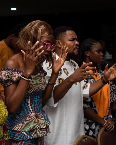 Picture Of People Praying, People Worshipping Background, Hands Lifted In Worship, People Praying Background, People Worshipping In Church, People Praying In Church, Fellowship Ideas, Black Campus, People Praying