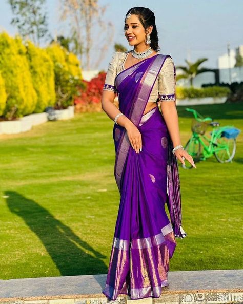 Blouse For Purple Silk Saree, Ikkat Pattu Sarees Blouse Designs, Purple Saree Look For Wedding, Purple Saree Blouse Designs, Simple Saree Ideas, Violet Saree Blouse Combination, Purple Combination Outfits Indian, Violet Pattu Saree, Purple Blouse Designs For Saree